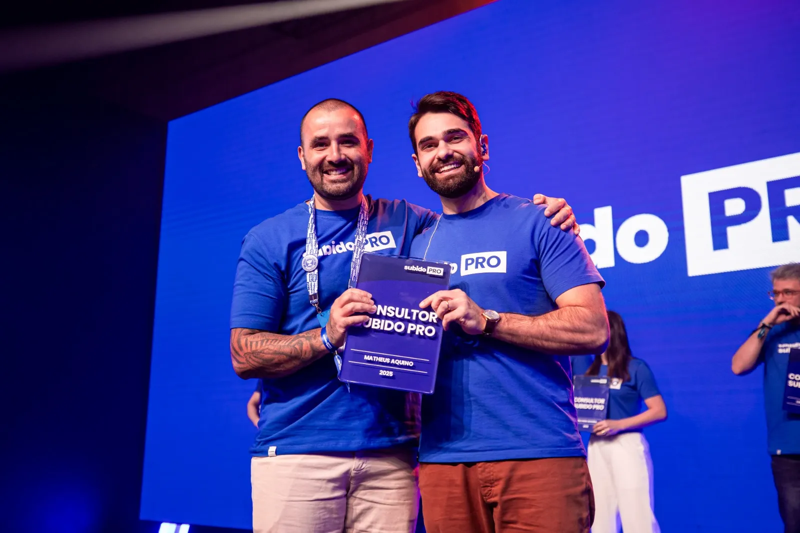 Matheus Aquino, fundador da AQS Company, recebendo certificação Consultor Subido PRO 2025 de Pedro Sobral